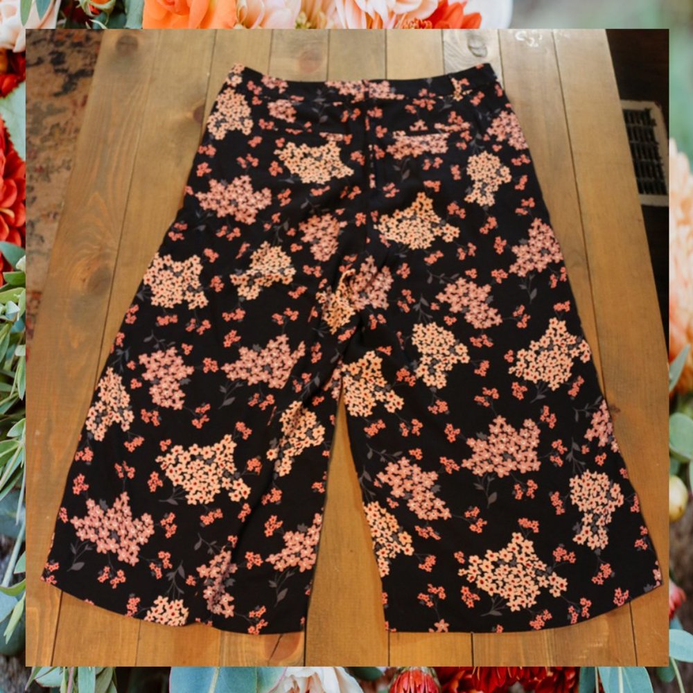 LOFT Outlet Petite wide leg floral capris Size 8P